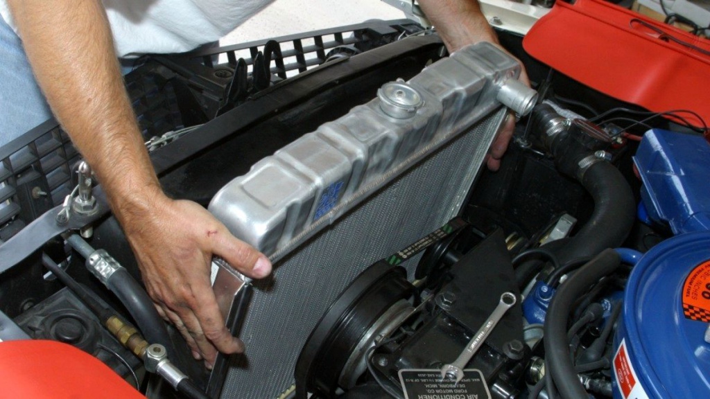 Почему радиатор охлаждения двигателя выходит из строя